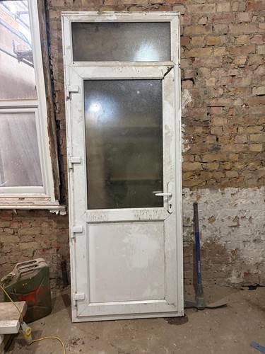 Outward opening door - opening, top